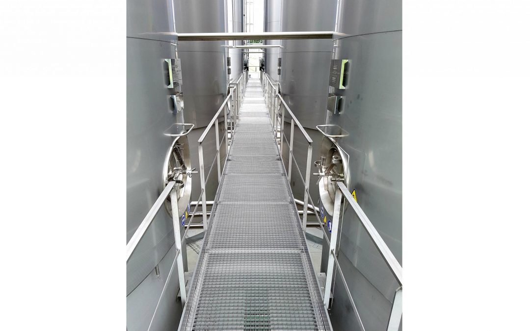 Passerelle d&rsquo;accès inox entre cuves